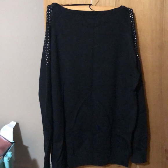 Le chateau black, studded, cold shoulder, long sleeve in size XXL - Picture 2 of 4